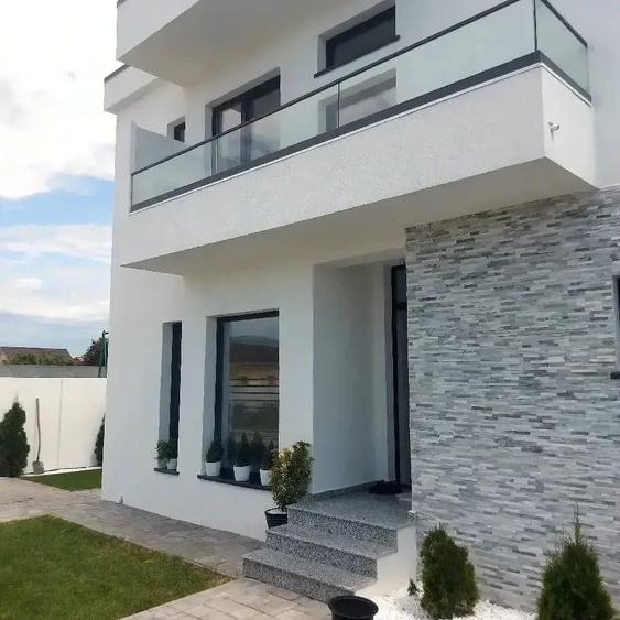 Casă cu Teren 301 Mp în Est