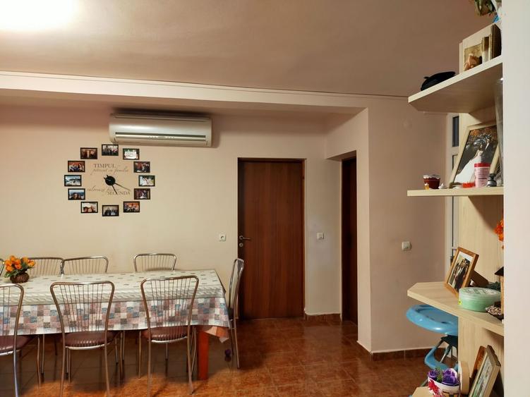 Casă individuală cu 9 camere cu Canalizare în Dumbrăvița