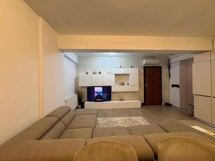 Apartament cu 3 camere semidecomandat, mobilat în Sisești