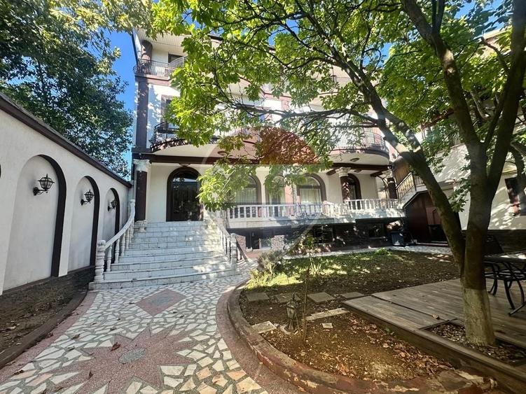 Casă individuală cu 8 camere cu Teren 488 Mp în Domenii