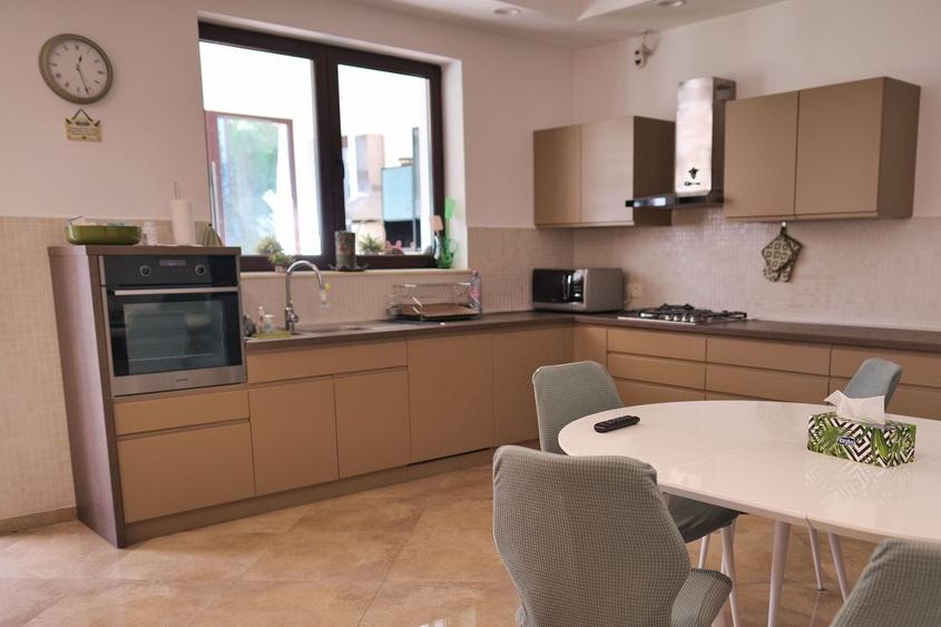 Casă individuală cu 10 camere cu Canalizare în Central