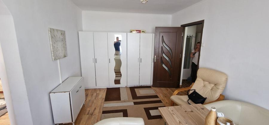 Apartament cu 3 camere semidecomandat în Central