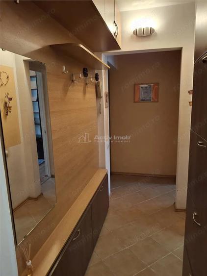 Apartament cu 3 camere semidecomandat în Micro II