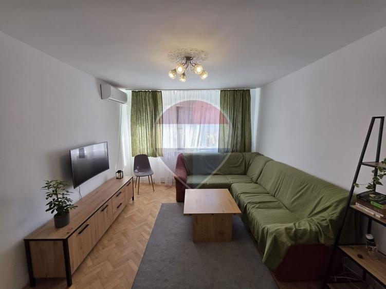 Apartament cu 3 camere semidecomandat, mobilat în Central