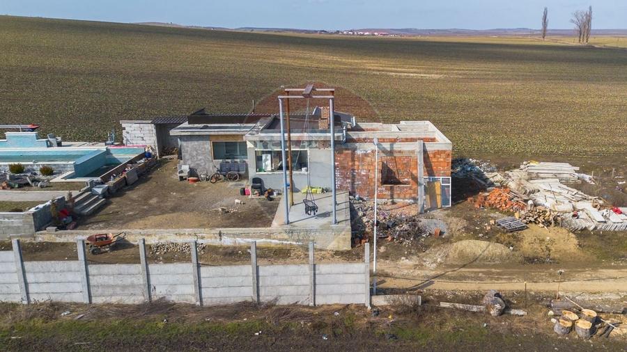 Teren agricol extravilan de 13500 mp, în Voinești