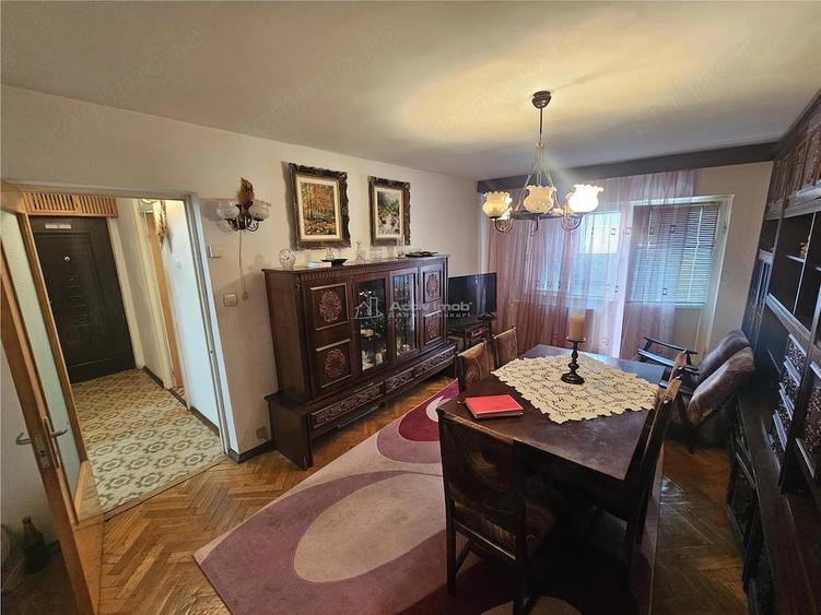 Apartament cu 4 camere decomandat în Micro IV