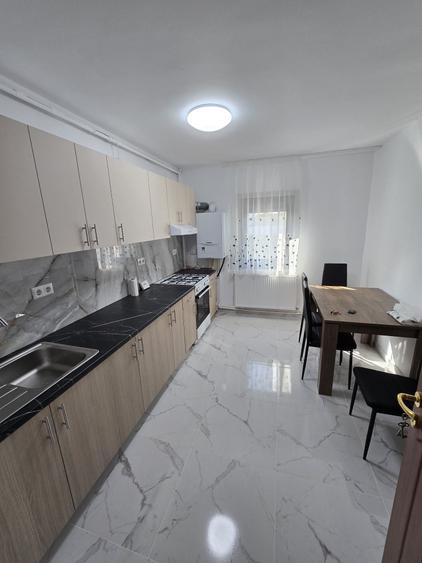 Apartament cu 3 camere semidecomandat în Sud