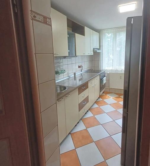 Apartament cu 3 camere decomandat, mobilat în Berceni
