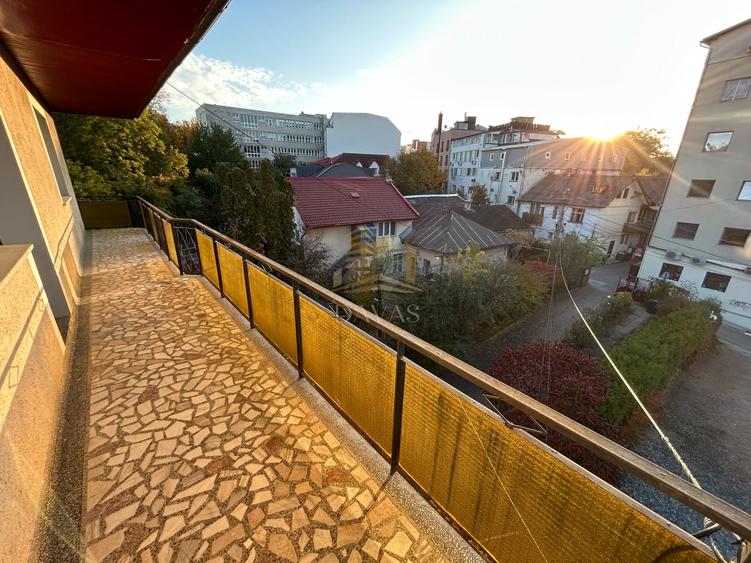 Apartament cu 4 camere circular, mobilat în Central