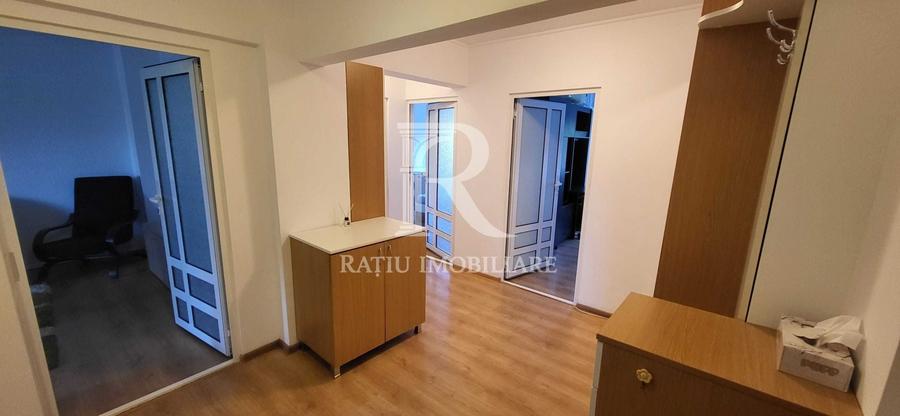 Apartament cu 3 camere decomandat, mobilat în Decebal