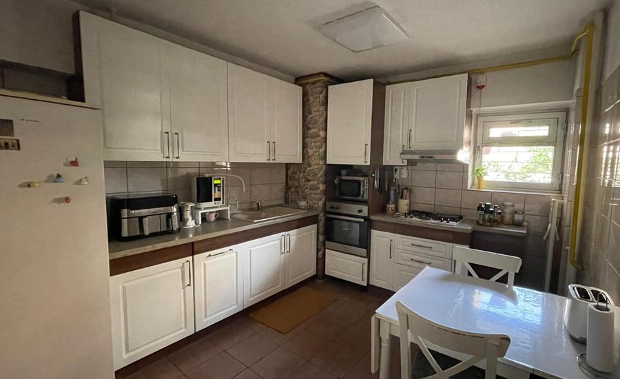 Apartament cu 3 camere decomandat în Calea București
