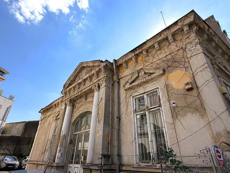 Casă cu 6 camere cu Teren 355 Mp în P-ța Romană