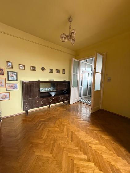 Apartament cu 3 camere semidecomandat în Central