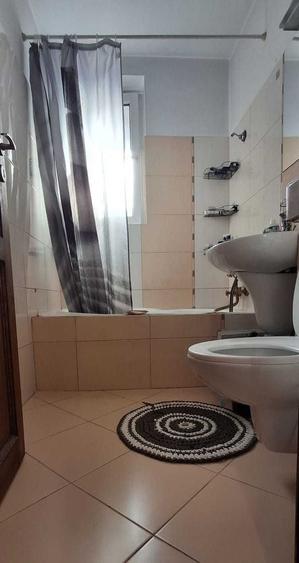 Apartament cu 3 camere semidecomandat, mobilat în Titan