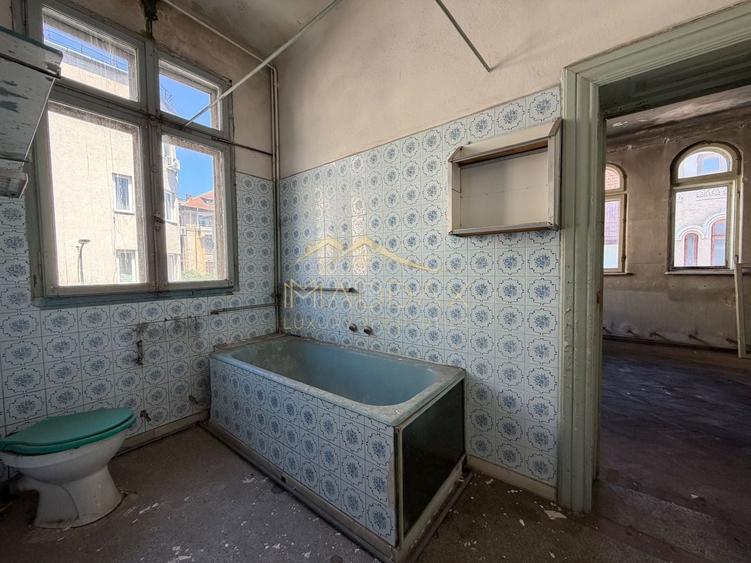Casă individuală cu 10 camere cu Canalizare în Titulescu
