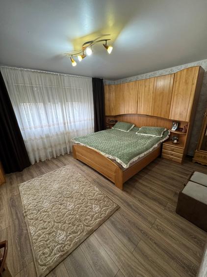 Casă individuală cu 7 camere cu Teren 4000 Mp în Exterior Est