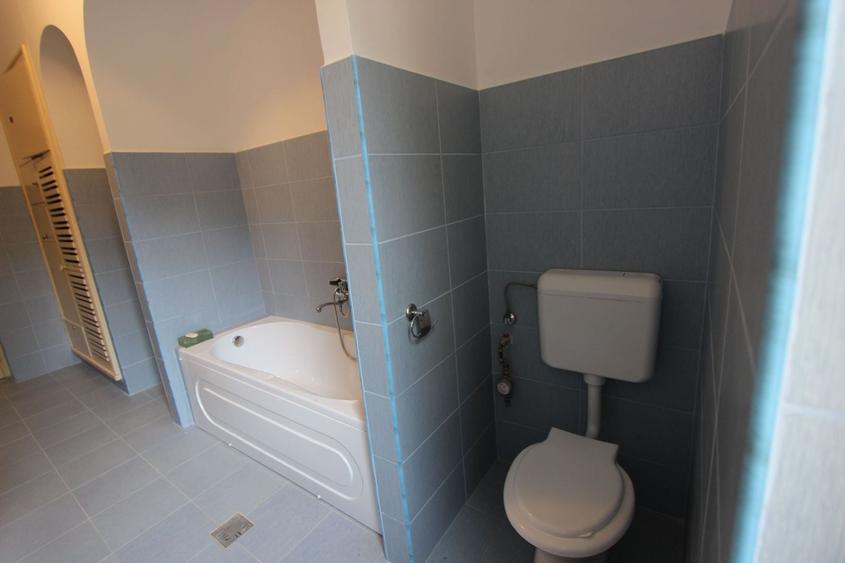 Apartament cu 3 camere semidecomandat, mobilat în Central