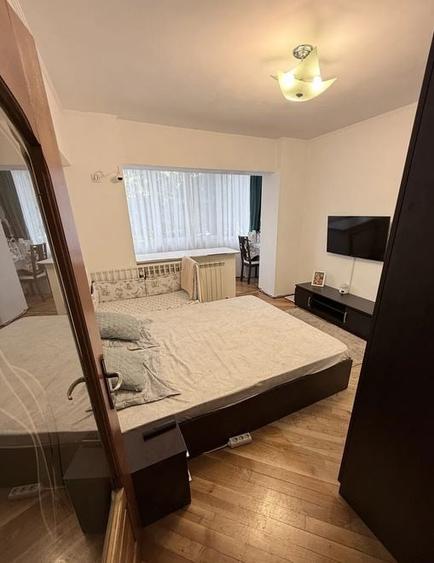 Apartament cu 3 camere decomandat în Lacul Tei