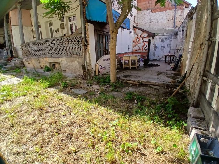 Casă individuală cu 6 camere cu Canalizare în Central