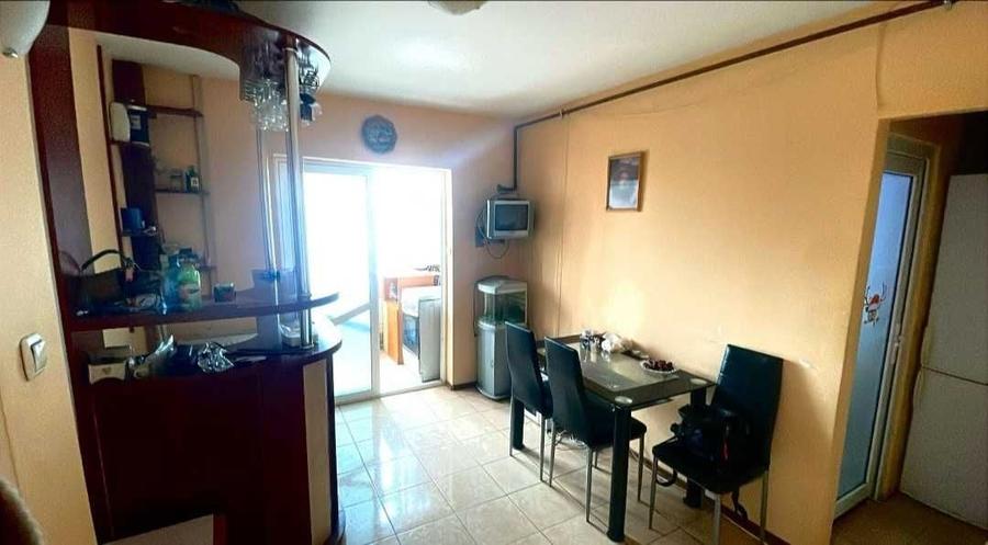 Apartament cu 3 camere semidecomandat în Comana