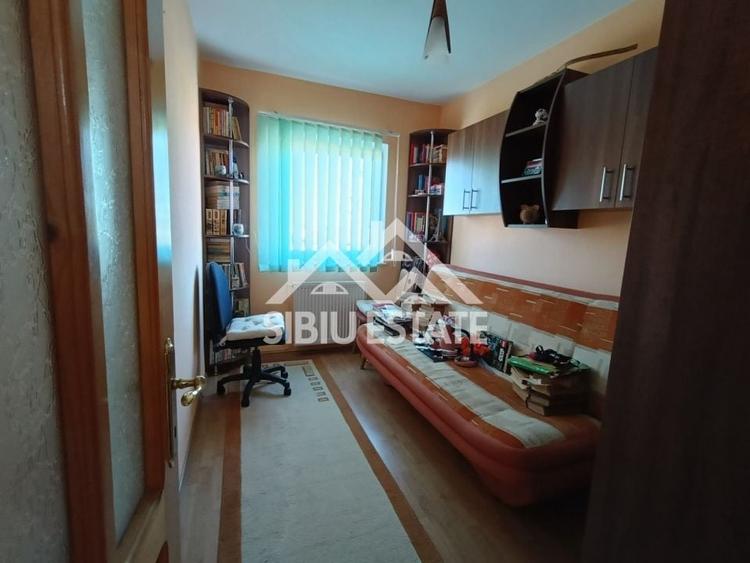 Apartament cu 3 camere decomandat, mobilat în Valea Aurie
