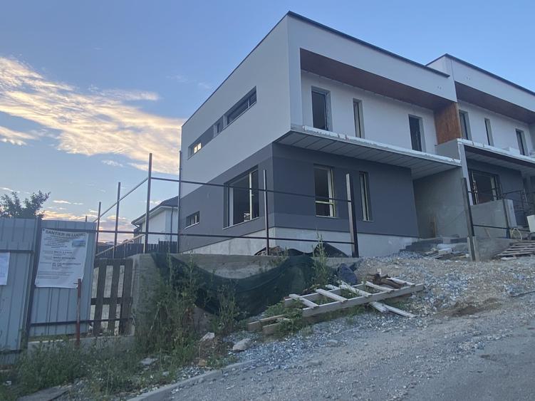 Duplex cu 5 camere cu Canalizare în Iris