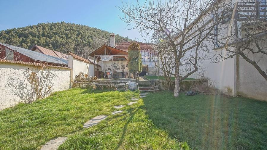 Casă cu 7 camere cu Teren 450 Mp în Central