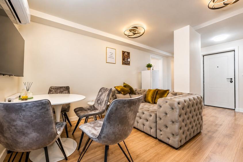 Apartament cu 3 camere semidecomandat, mobilat în Central