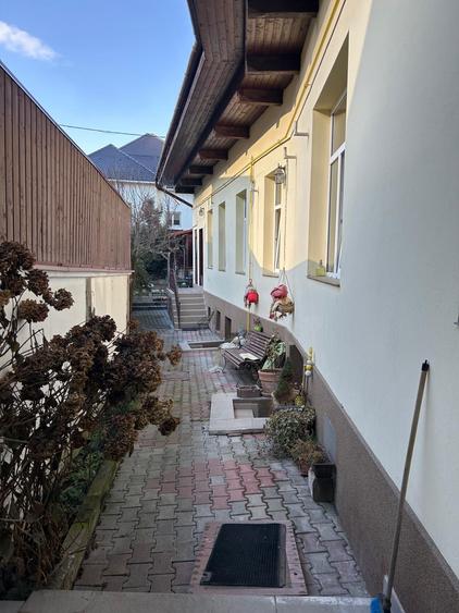 Casă individuală cu 6 camere cu Garaj în Schei
