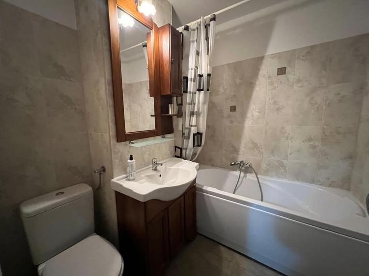Apartament cu 3 camere decomandat în Lipovei