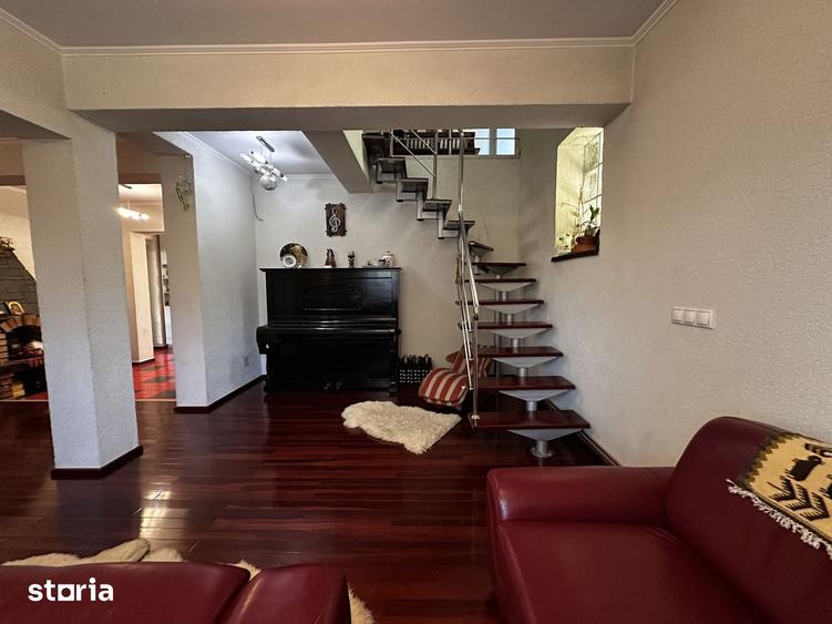 Casă cu 5 camere cu Teren 1286 Mp în Măneciu