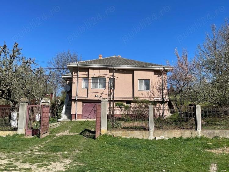 Casă cu 3 camere cu Teren 800 Mp în Hălăucești