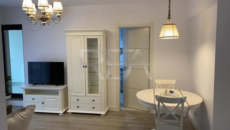 Apartament cu 3 camere semidecomandat, mobilat în Pipera