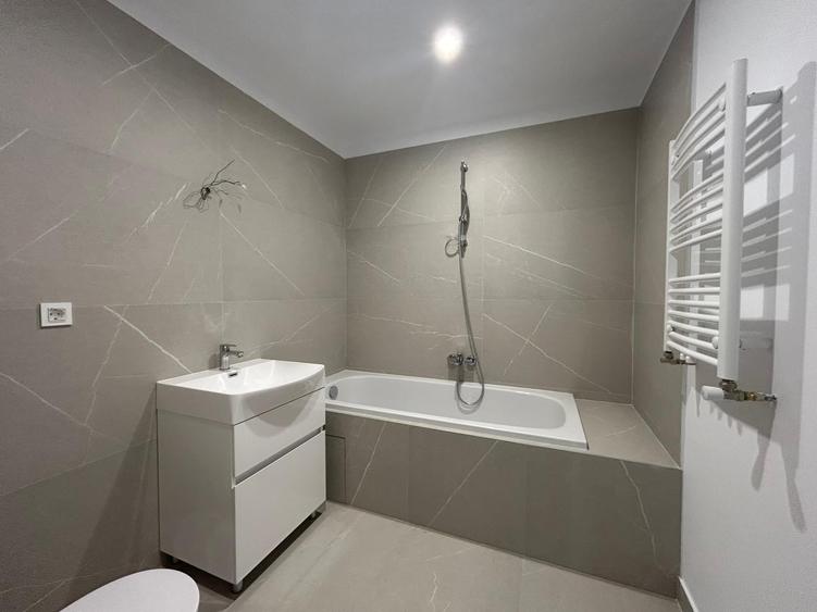 Apartament cu 4 camere semidecomandat în Aviației