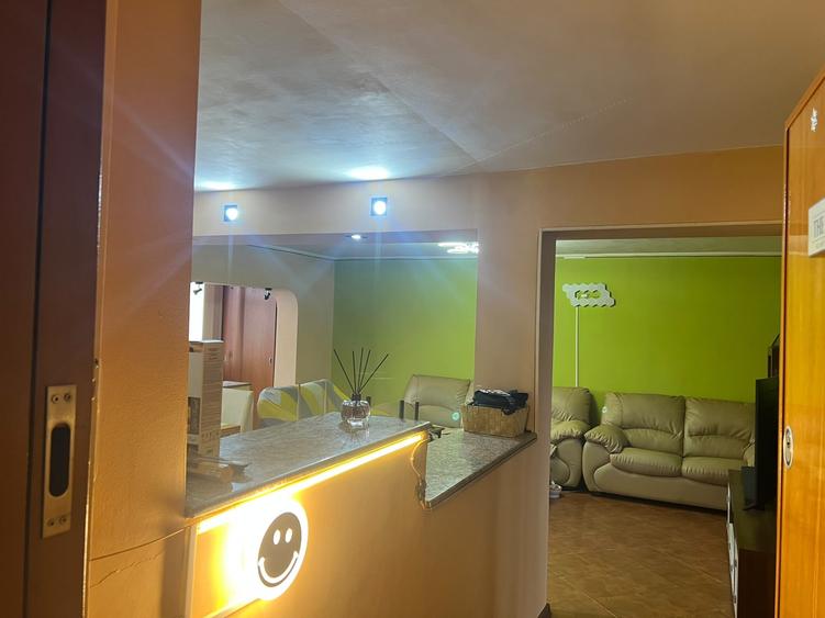 Apartament cu 3 camere decomandat în CET