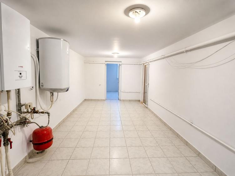 Casă individuală cu 7 camere cu Canalizare în Sânmartin