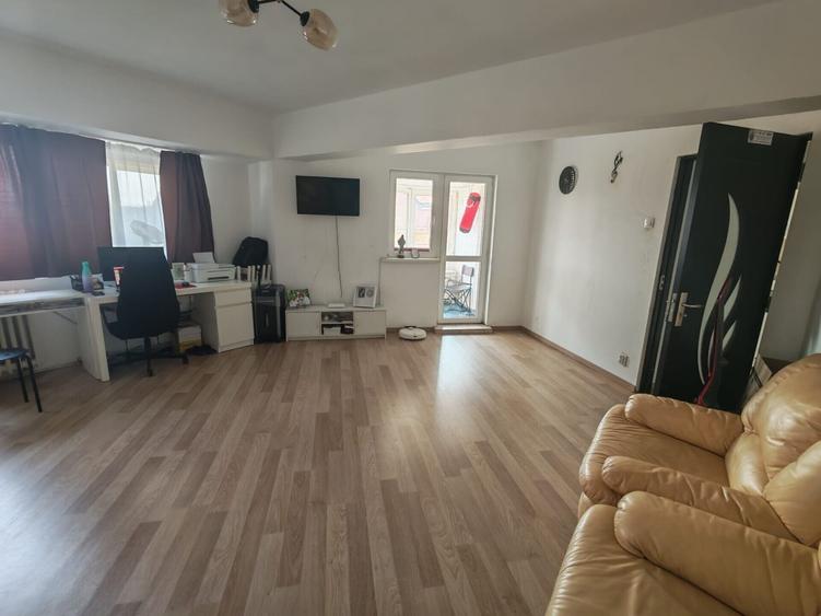 Apartament cu 3 camere decomandat în Universitate