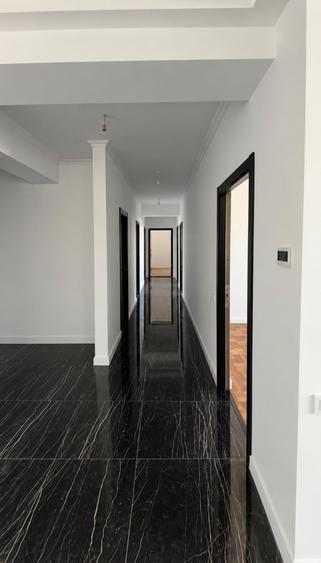 Penthouse cu 5 camere semidecomandat în Pipera