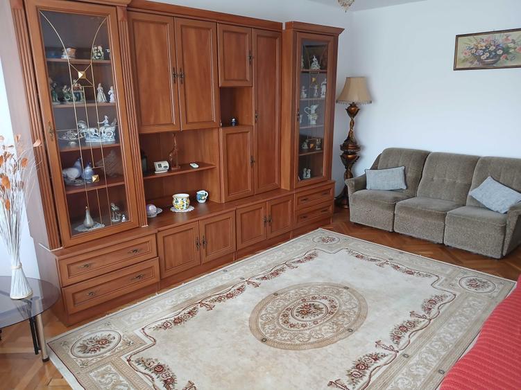 Apartament cu 3 camere decomandat în Girocului