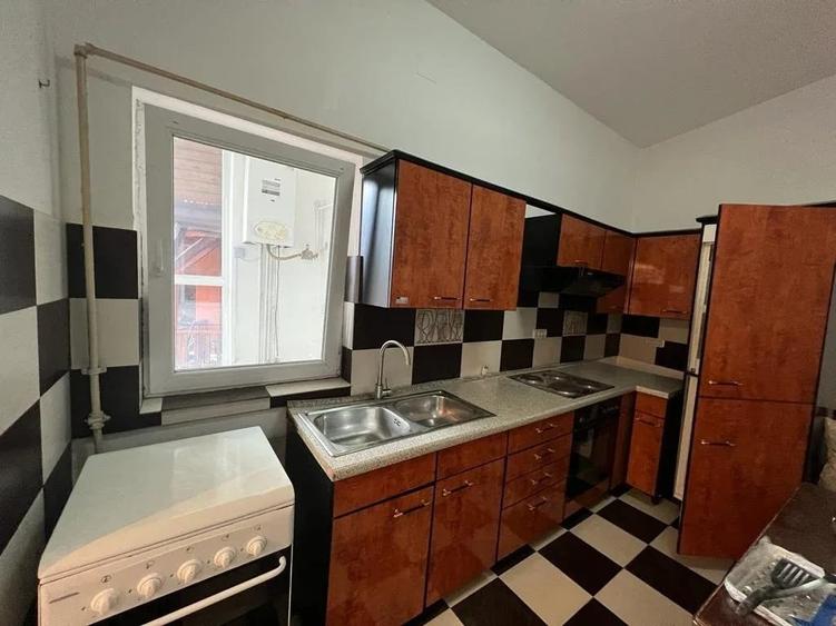Casă cu 8 camere cu Garaj în Central