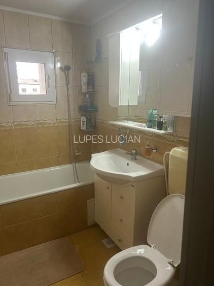 Ofer spre inchiriere apartament cu 3 camere decomandate in Bacau