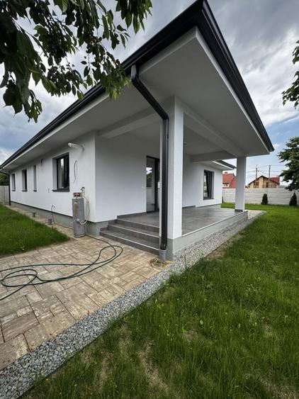 Casă individuală cu 4 camere cu Canalizare în Micești