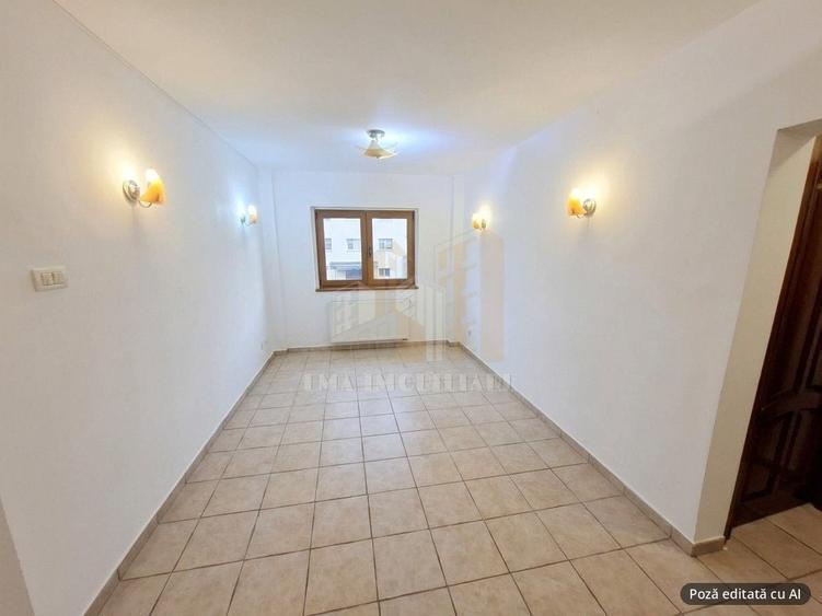 Apartament cu 4 camere semidecomandat în Triaj