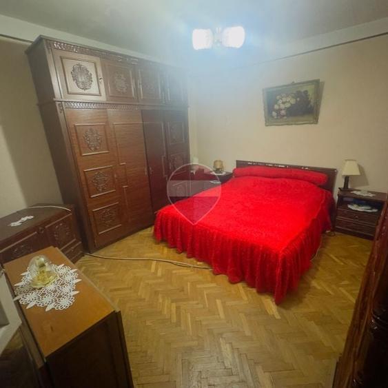 Casă individuală cu 8 camere cu Teren 785 Mp în Central