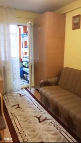 Apartament cu 3 camere în Podu Roș