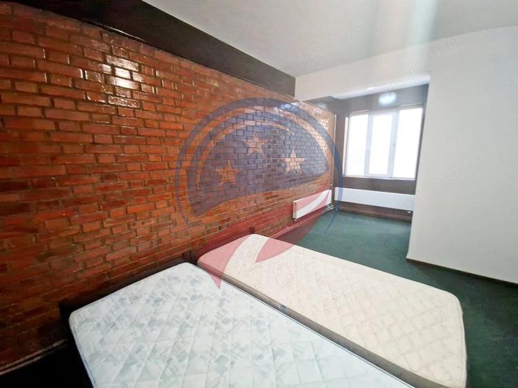 Casă cu 16 camere cu Teren 1448 Mp în Eșelnița