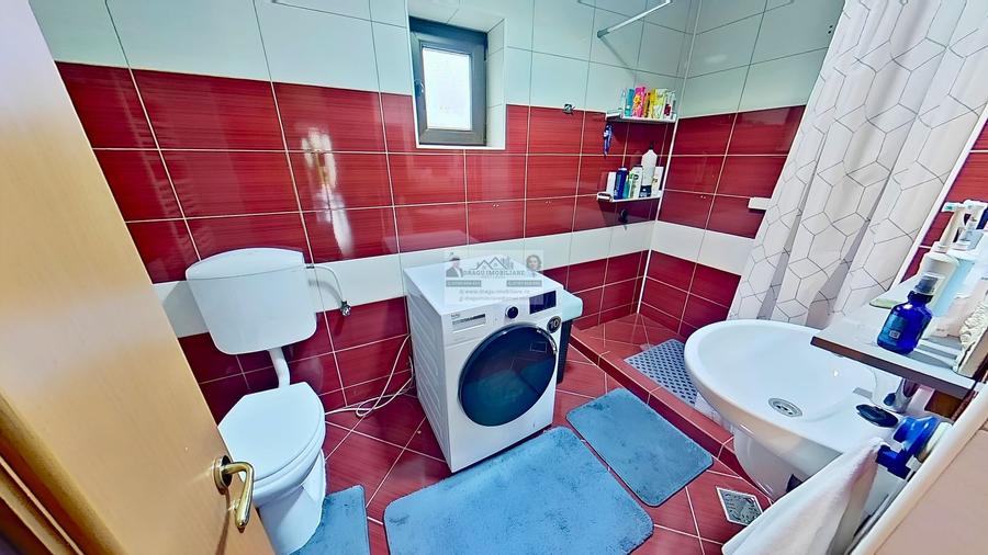 Casă individuală cu 6 camere cu Canalizare în Est