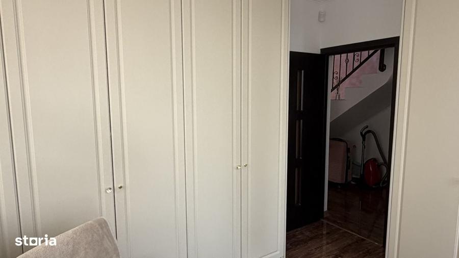 Casă cu 4 camere în Roșu