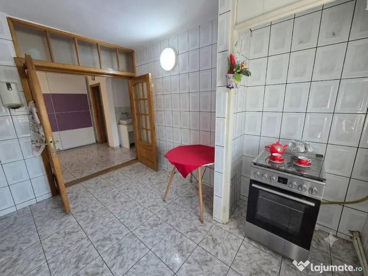 Apartament cu 3 camere decomandat în Sud