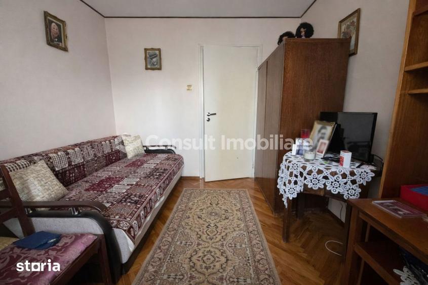 Apartament cu 3 camere semidecomandat în Andrei Mureșanu